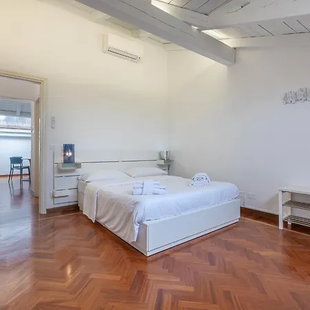 Pratello Elegante E Raffinata Mansarda