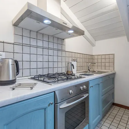 Guesthost - Pratello Elegante E Raffinata Mansarda Apartamento