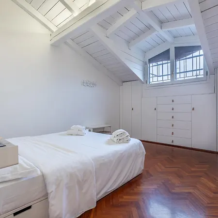 Pratello Elegante E Raffinata Mansarda *