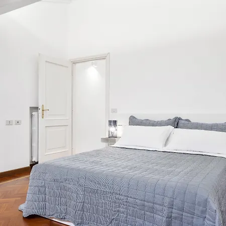 Lägenhet Pratello Elegante E Raffinata Mansarda