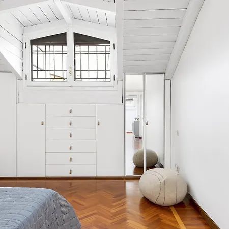 Pratello Elegante E Raffinata Mansarda