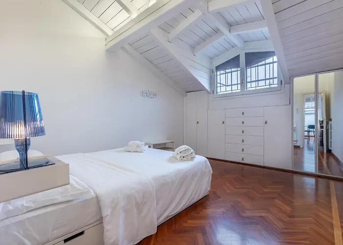 Guesthost - Pratello Elegante E Raffinata Mansarda *