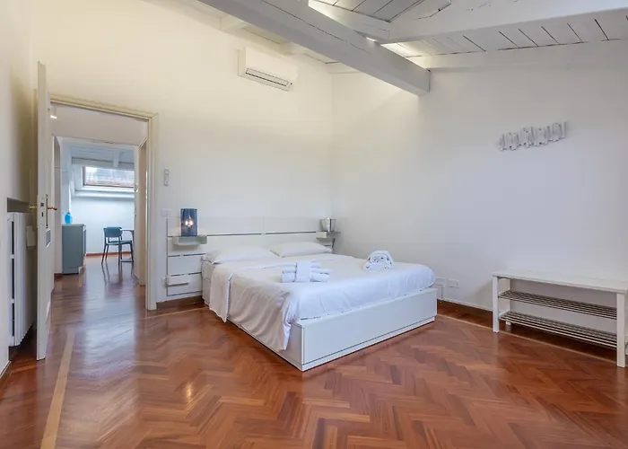 Guesthost - Pratello Elegante E Raffinata Mansarda